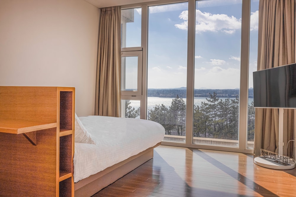 Royal, Suite, 2 Futon Beds, Living Area, Sauna, 54 Pyeong