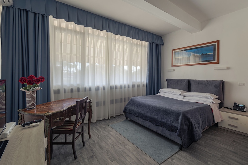 ROOM, DOUBLE BED