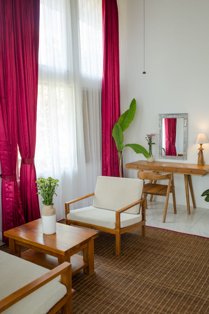 B Saya Villa And Restaurant 24/50