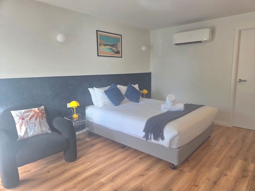 Palm, Collection, Studio, Queen Bed