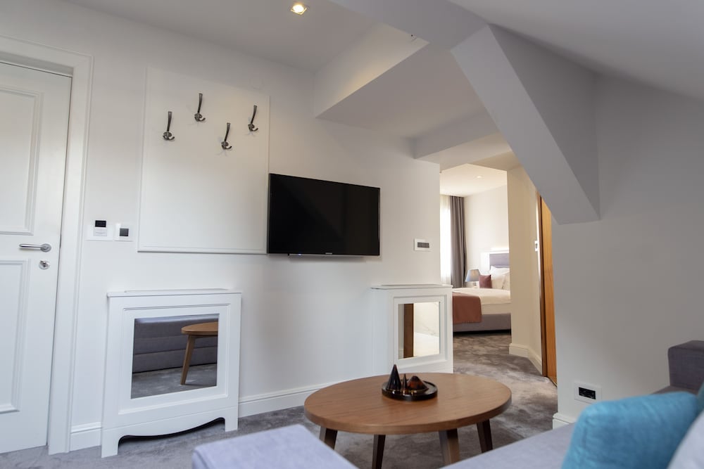 Public House Hotel 33/50
