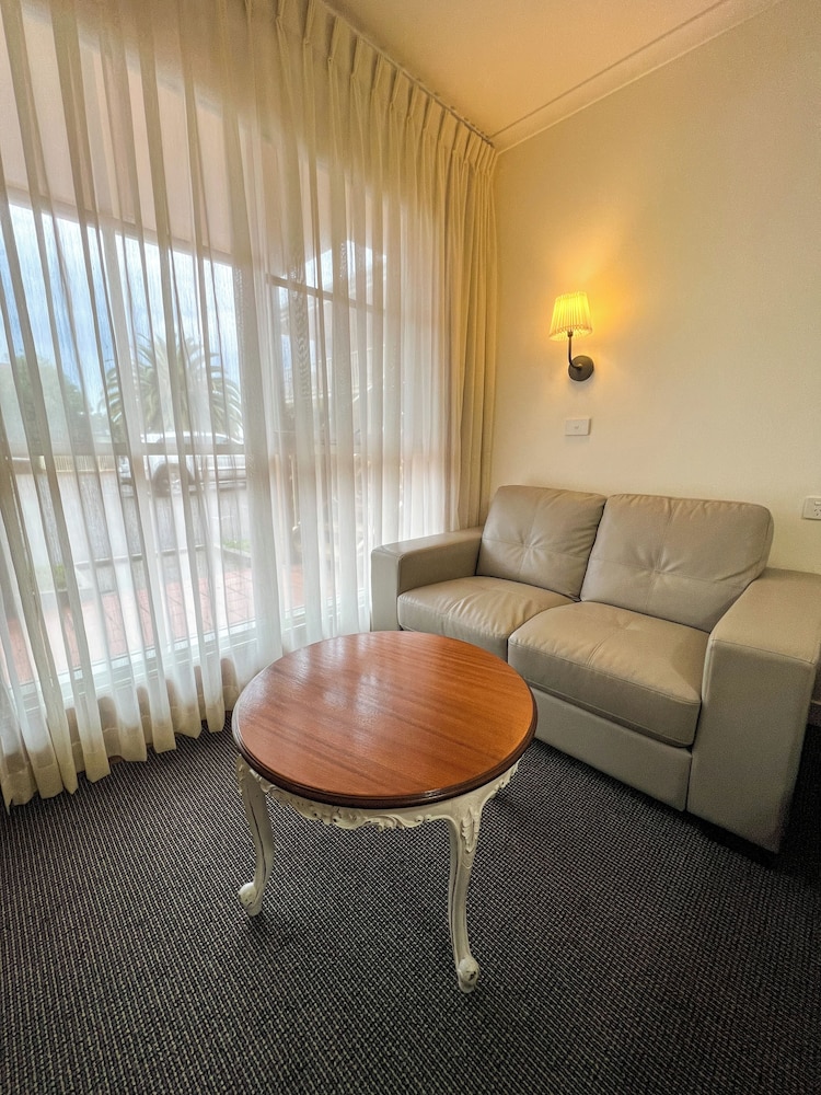 SUMMERHILL MOTOR INN 52/70