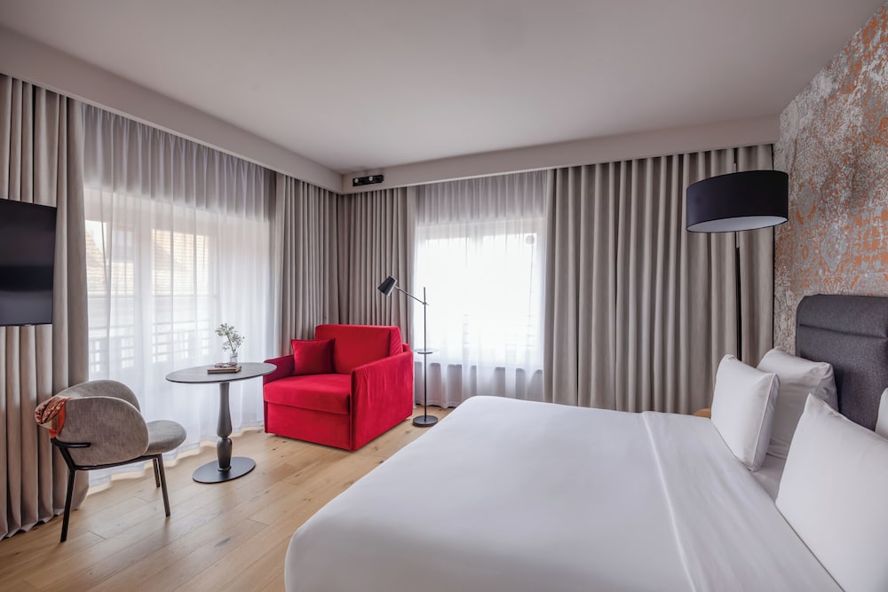 Leonor Hotel 4/46