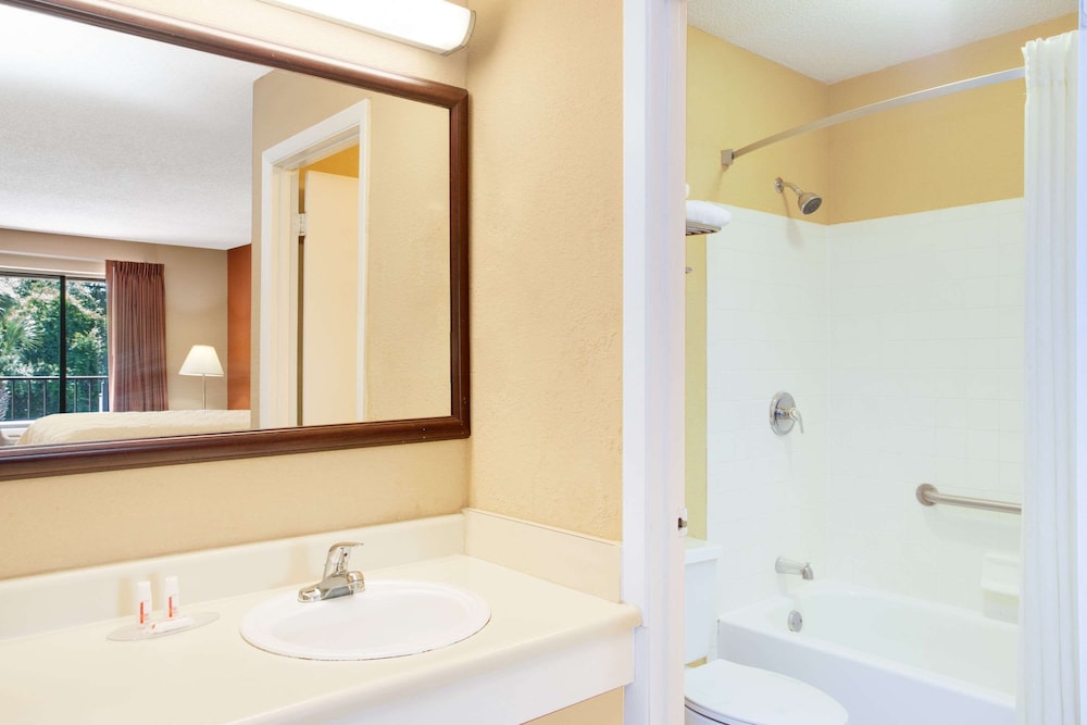 Super 8 By Wyndham Defuniak Springs 11/18