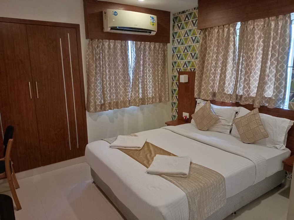 DELUXE, QUEEN BED