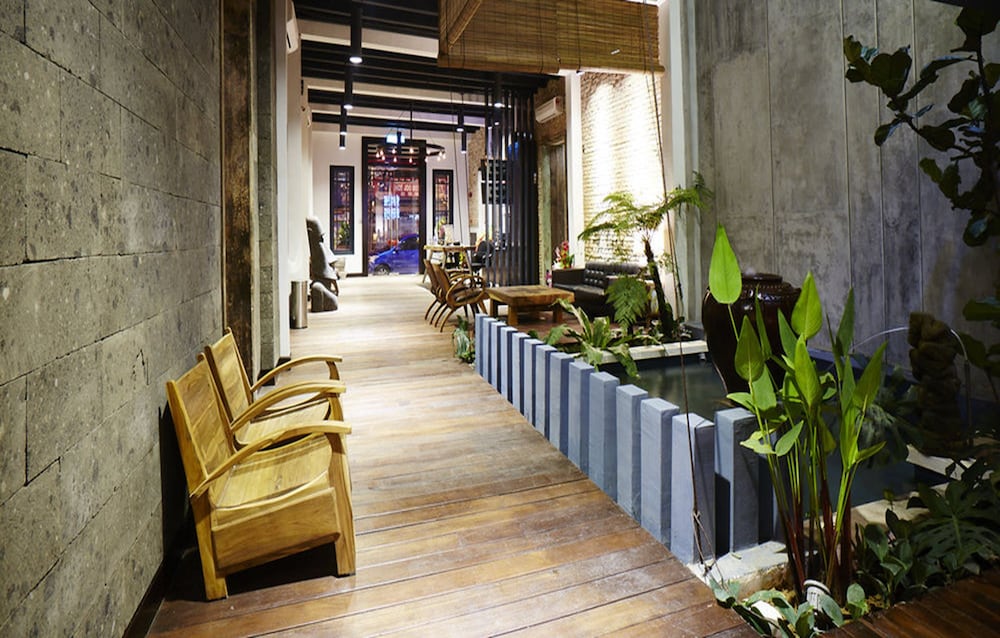 1825 Gallery Hotel 48/50