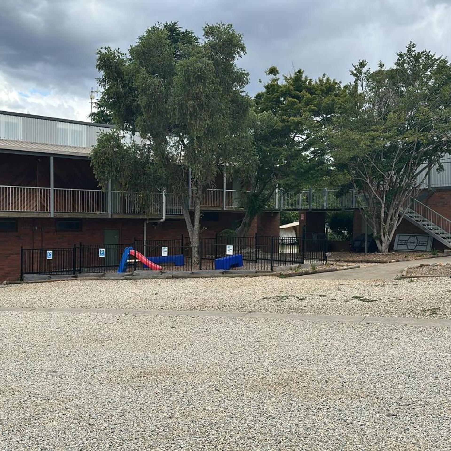 MOUNTAIN CREEK MOTEL 39/50