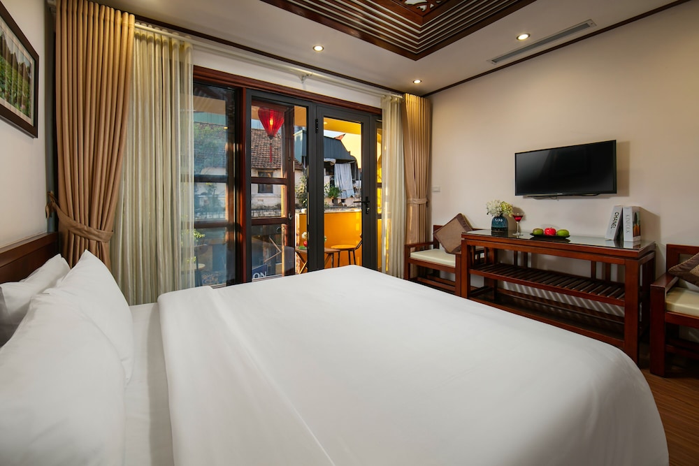 Historical, Queen Bed, Balcony