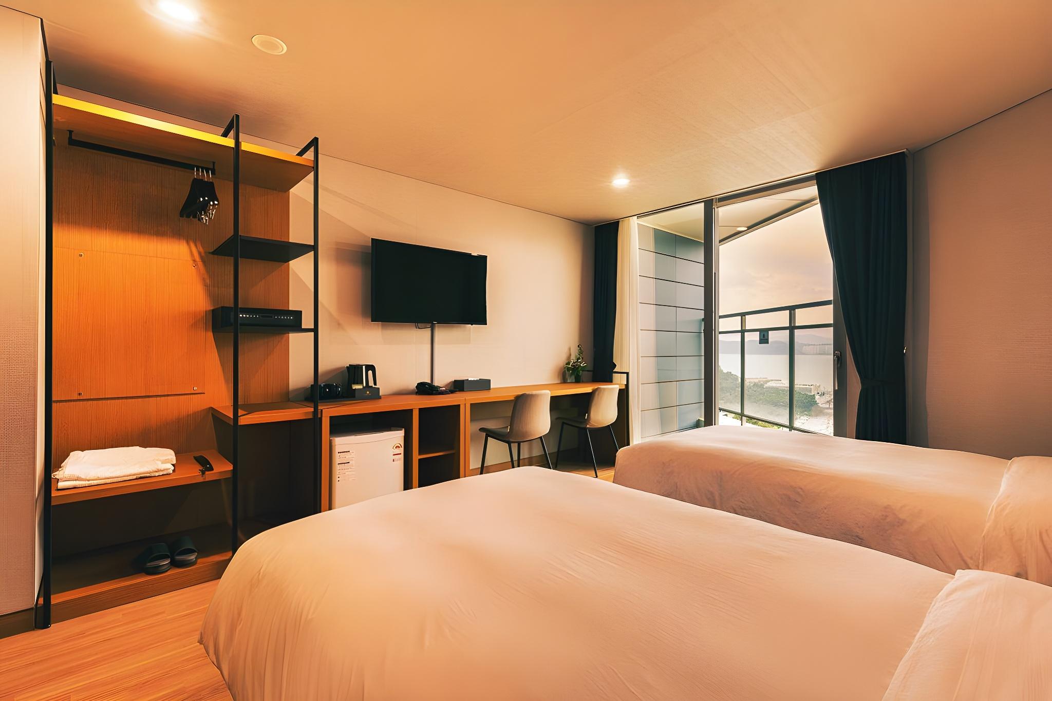 DELUXE, TWIN BEDS