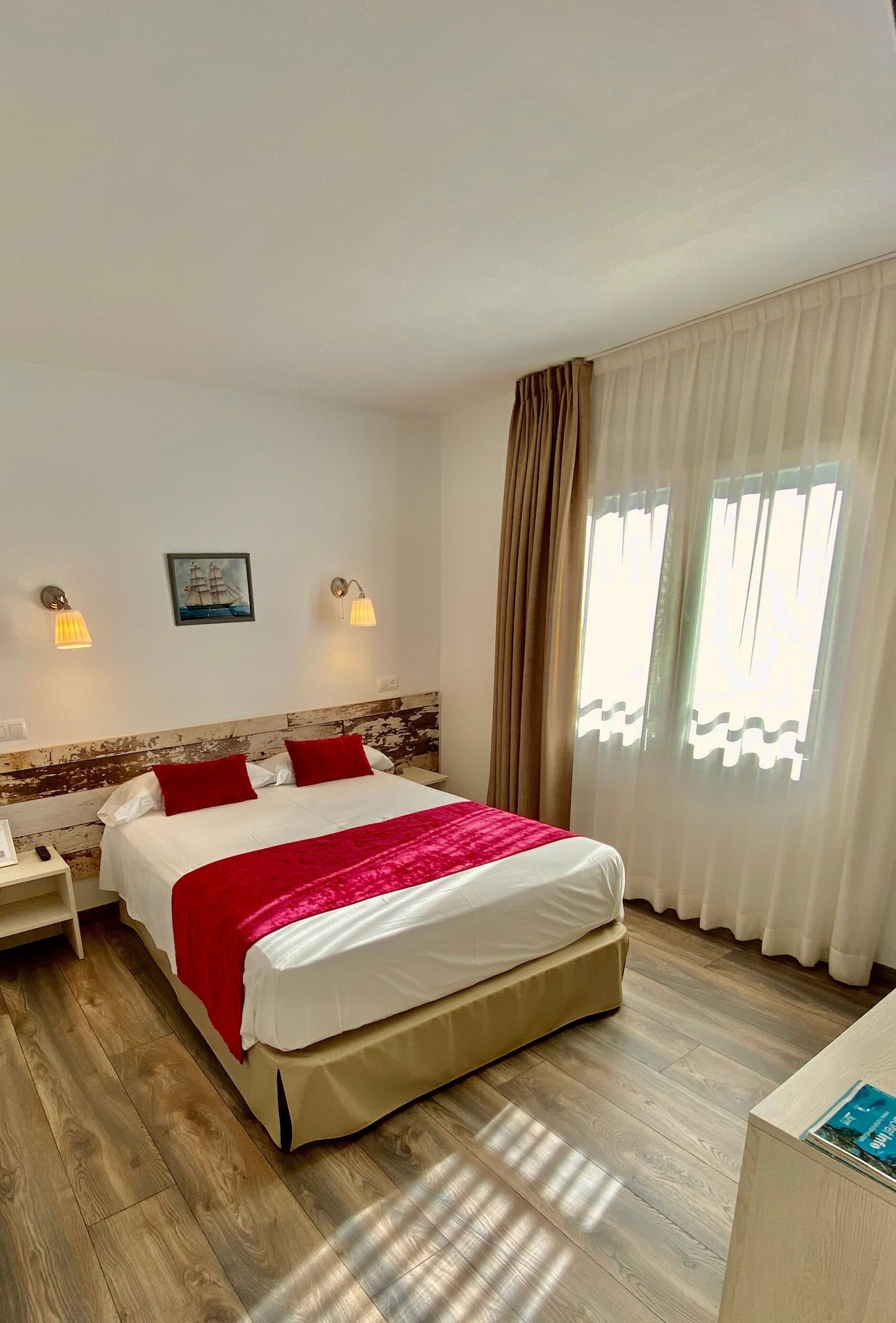 ROOM, DOUBLE BED