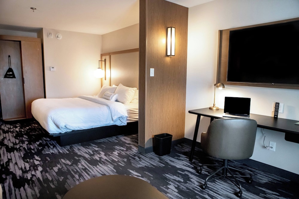 SUITE, KING BED, SOFA