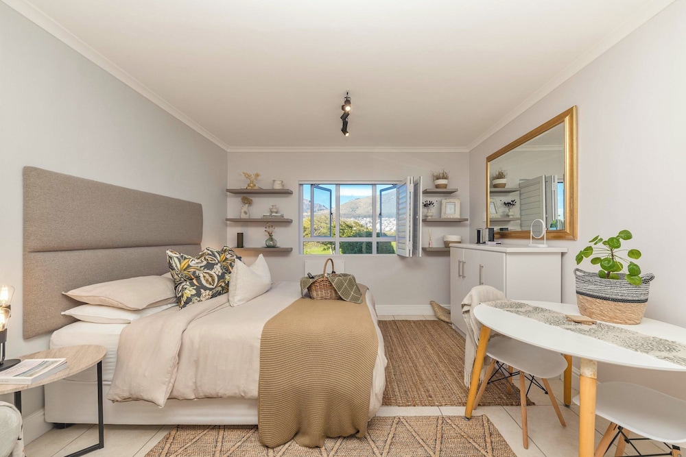 Mouille Point Village 37/50
