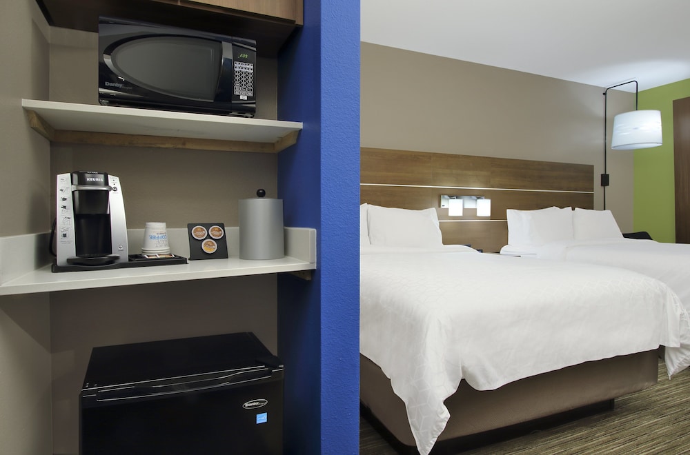 Holiday Inn Express & Suites Dallas-Frisco NW Toyota Stdm 17/52