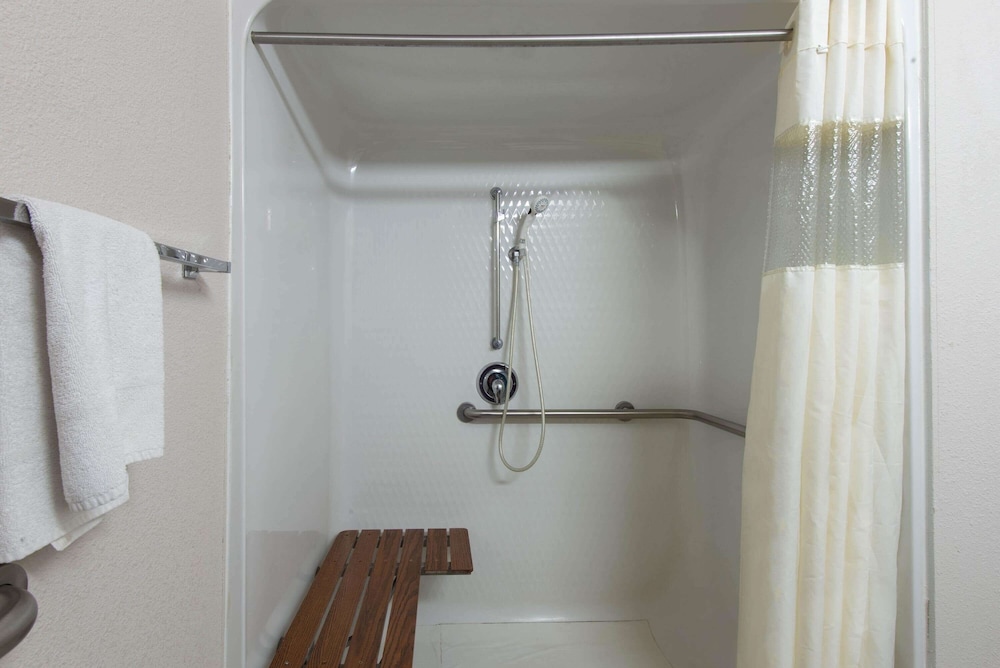 La Quinta Inn & Suites by Wyndham Erie 26/51
