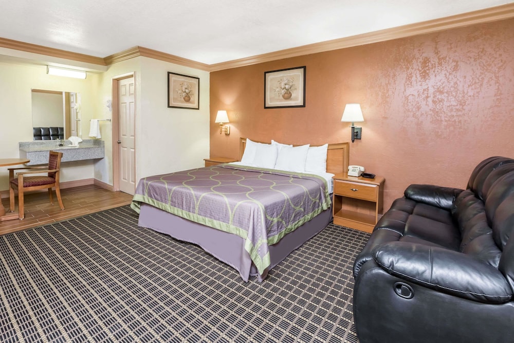 Super 8 by Wyndham Azusa CA 15/19