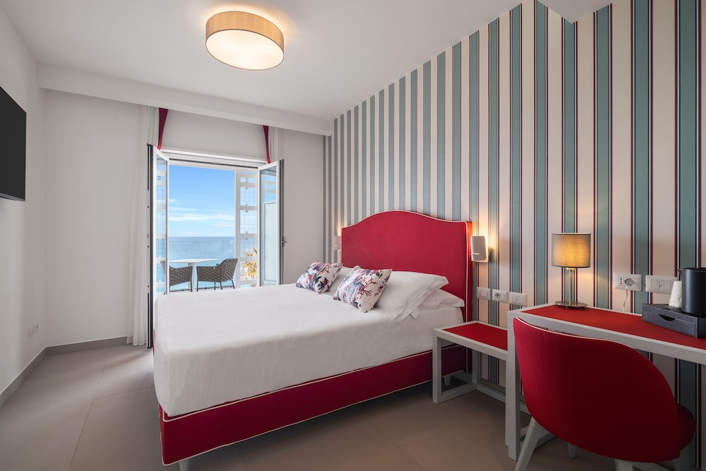 Seaside Hotel 8/42