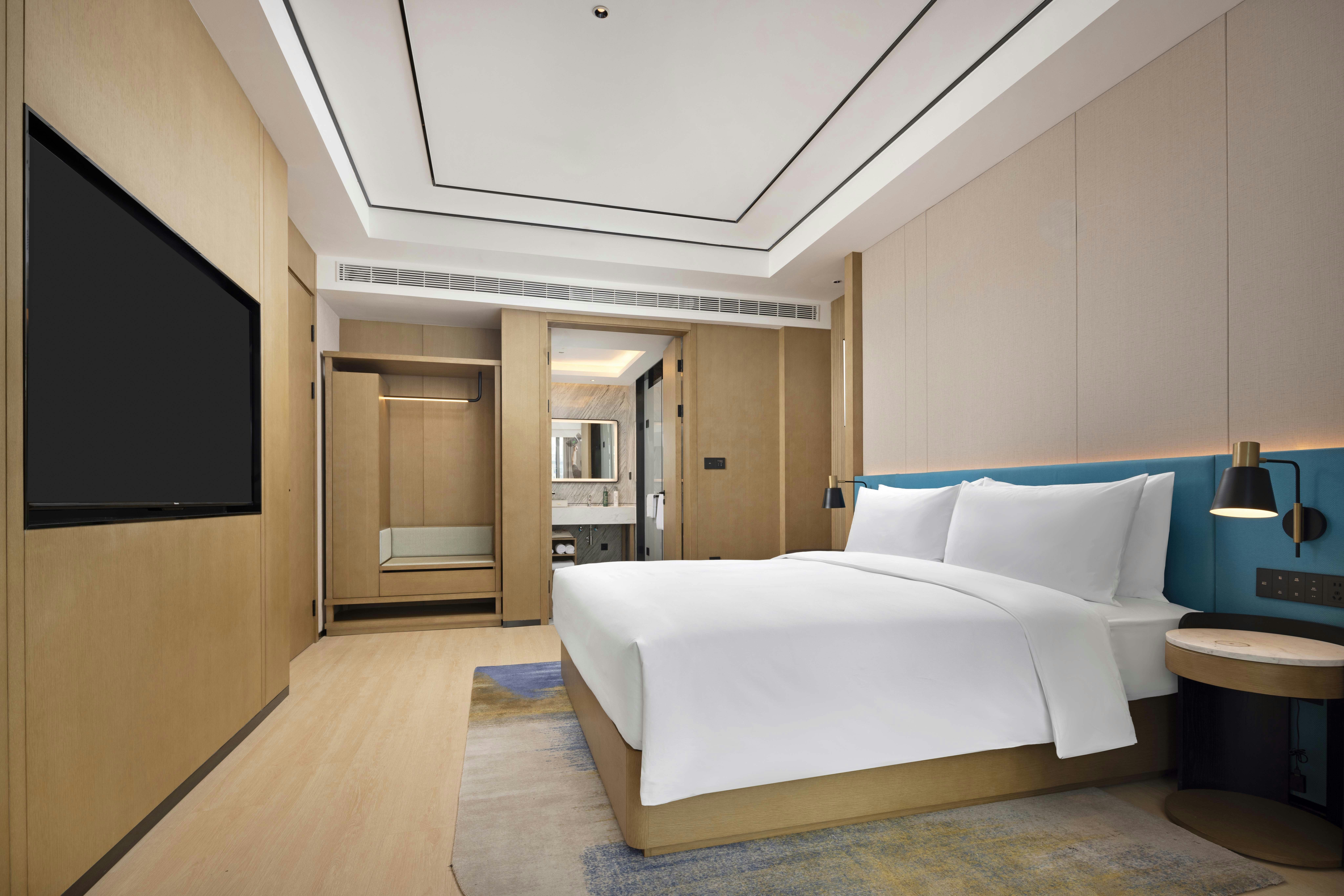 PREMIUM, SUITE, KING BED