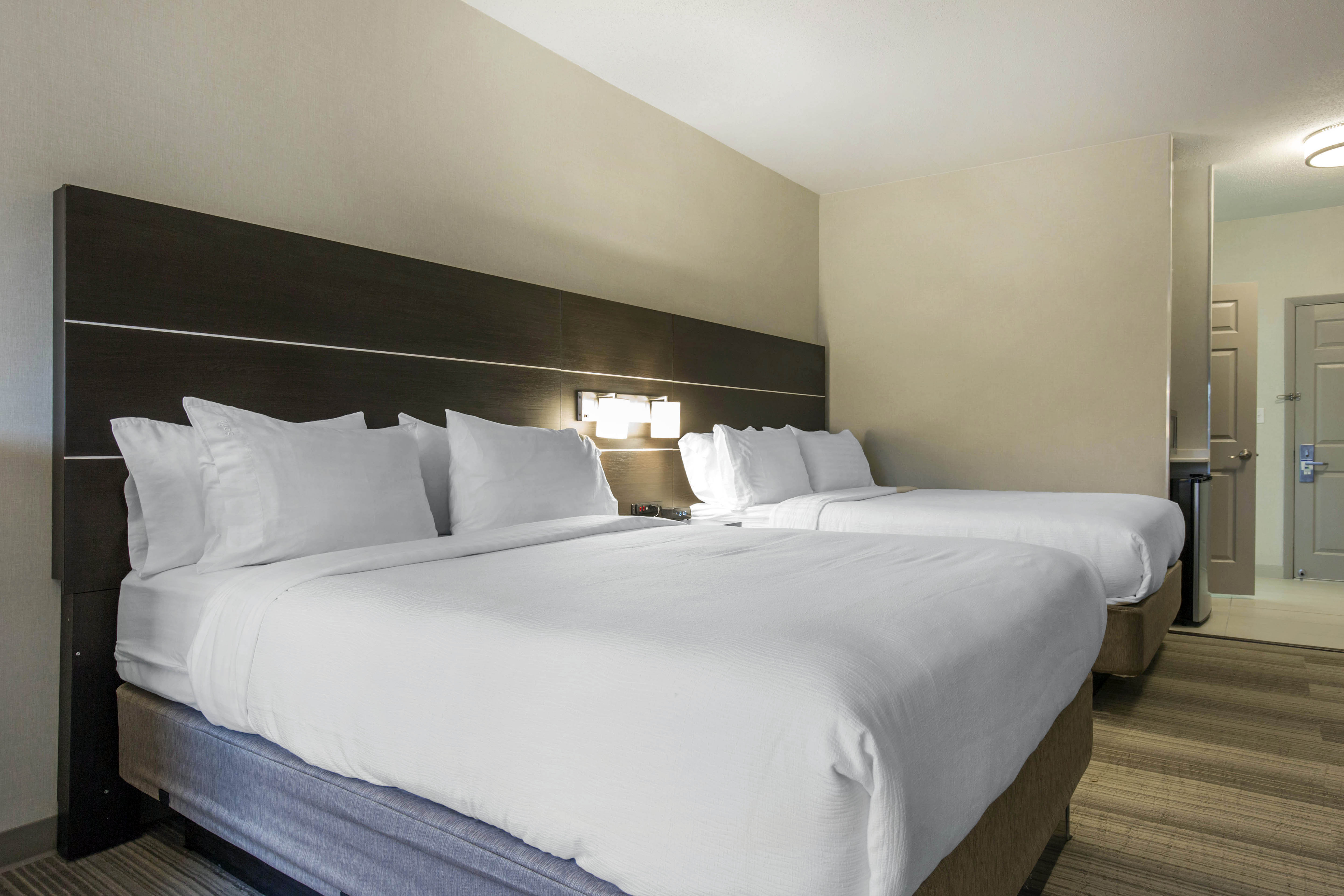 Holiday Inn Express and Suites Chicago West St Charles an IHG Hotel 25/72