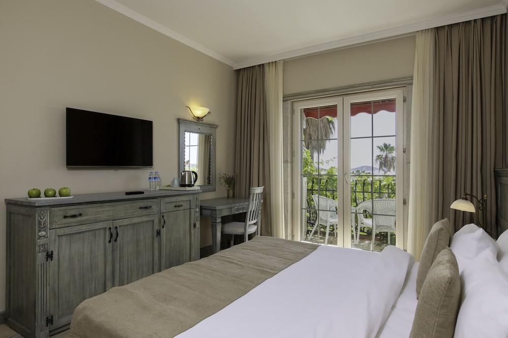 Deluxe, Queen Bed, Garden View, Balcony