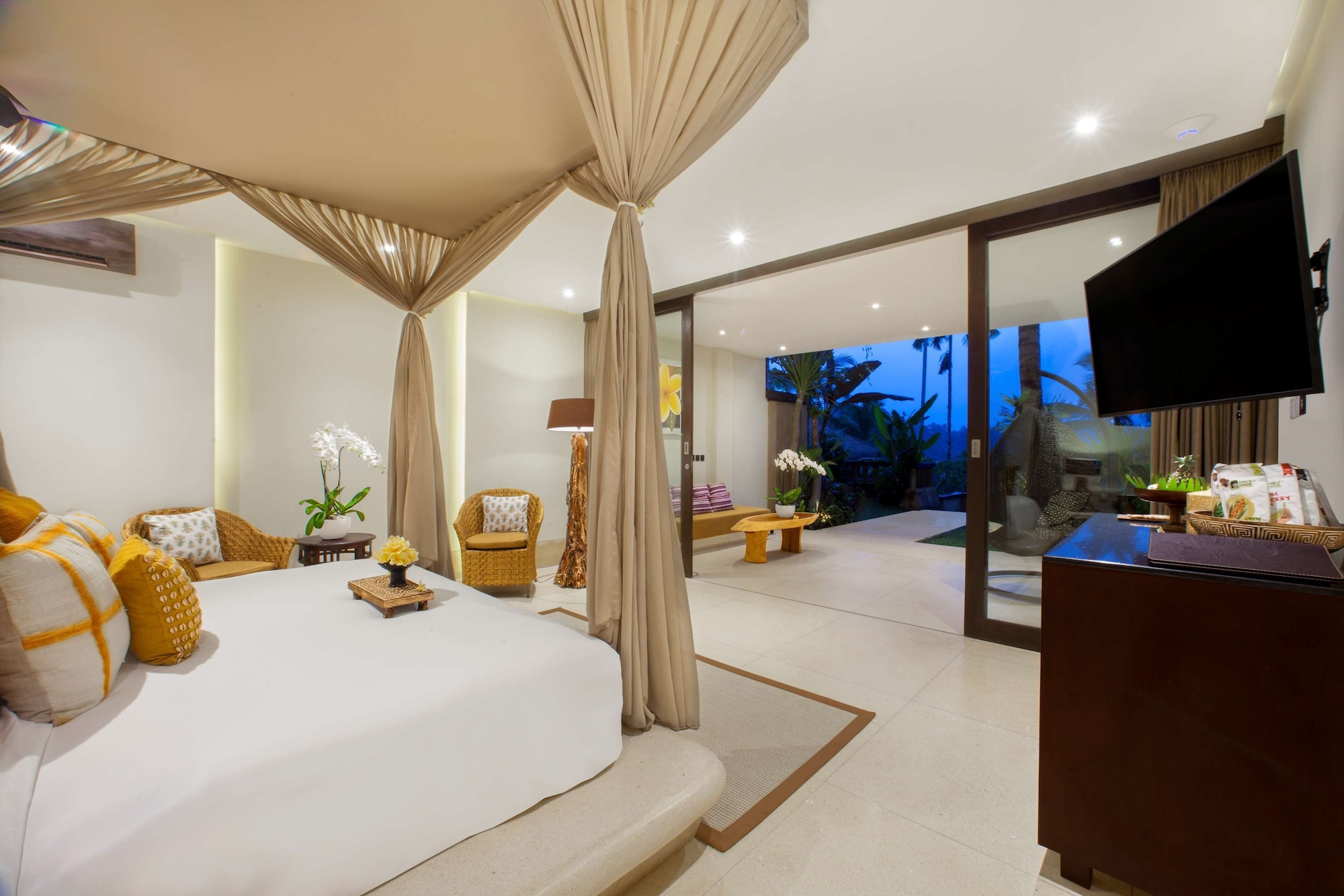 Royal, Suite, King Bed, Jungle View