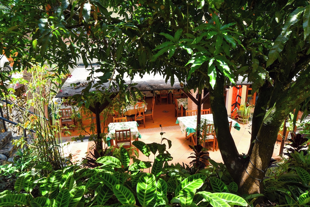 LA CAMPANA HOTEL BOUTIQUE 62/64