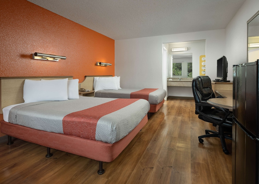 Motel6 Carlsbad, CA - Near Legoland 24/53