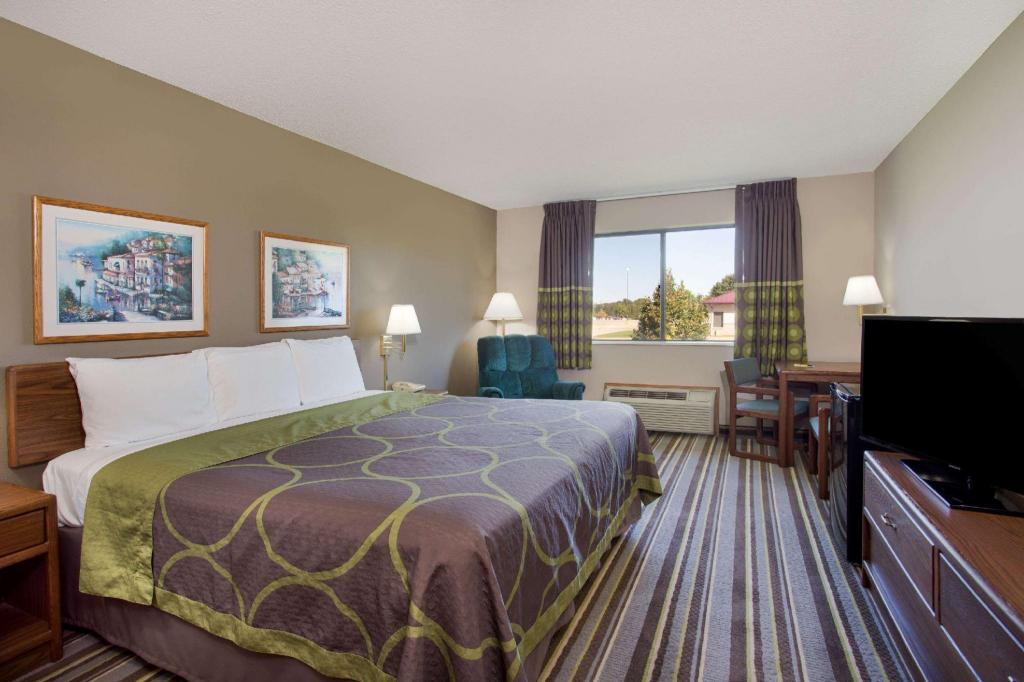 Super 8 By Wyndham Charles City 8/26