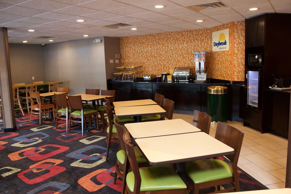 Days Inn by Wyndham Woodbury Long Island 15/23
