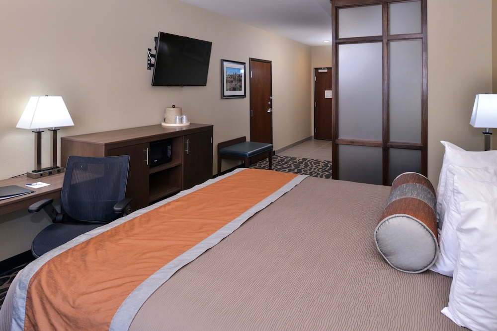 Best Western Plus Fort Stockton Hotel 8/35