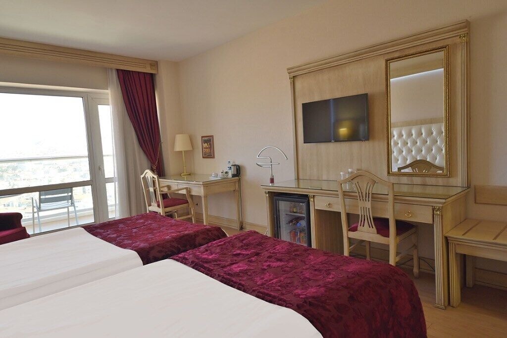 STANDARD, TWIN BEDS, CITY VIEW