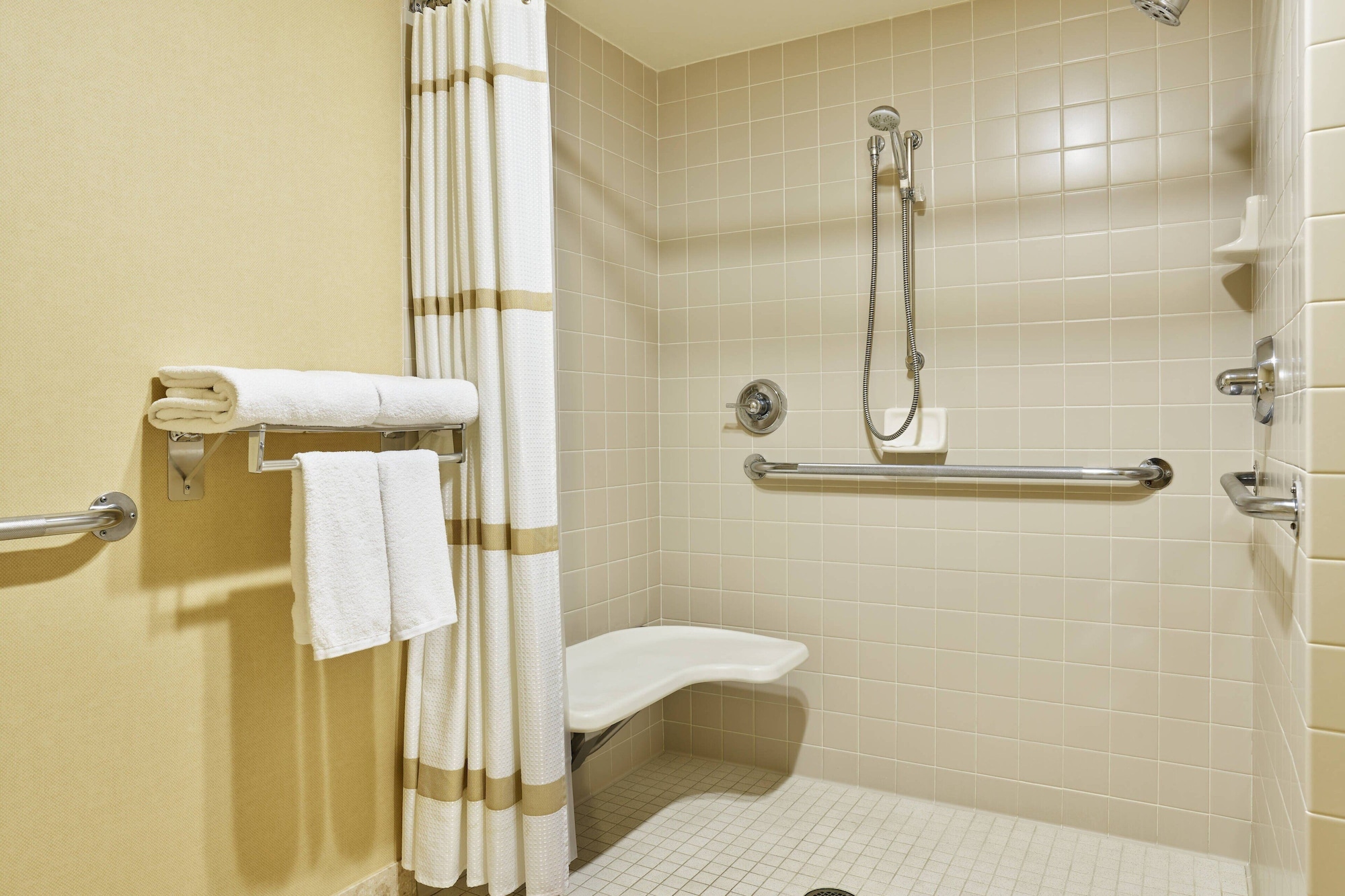 غرفة بسرير كينج مع أريكة، Fort Collins Marriott 10/10