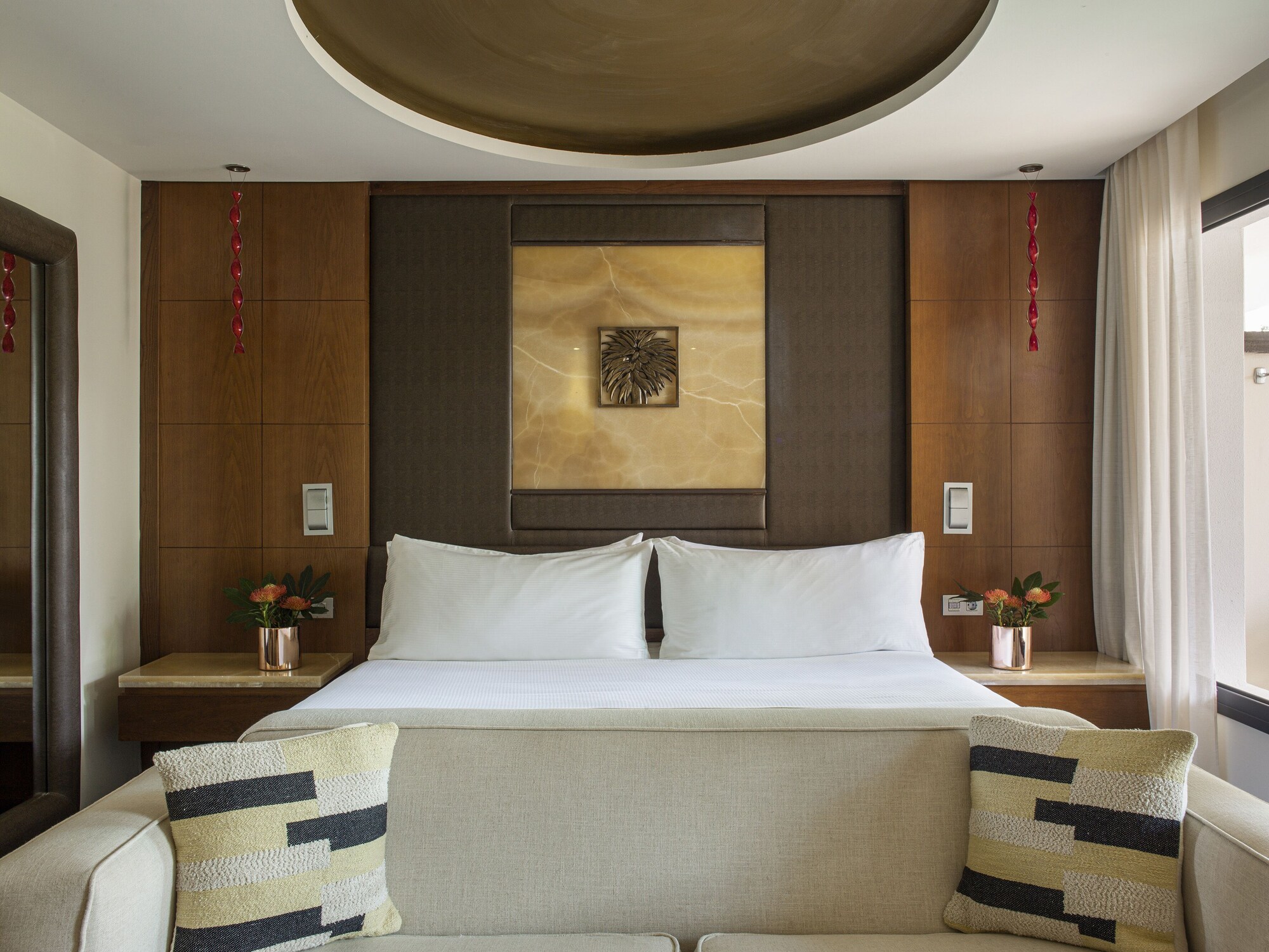 Red Level, Junior Suite, King Bed, Ocean Front, Sofa