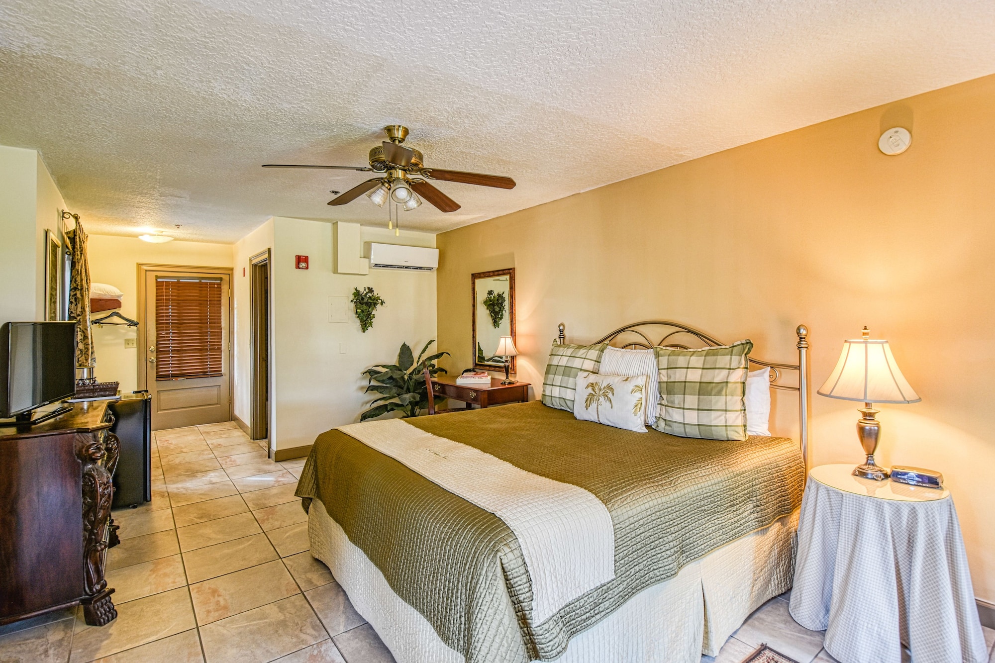 DELUXE, KING BED