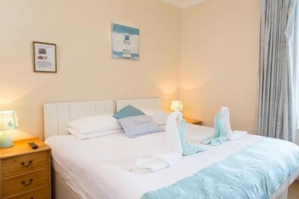 The Firs Guest House 3/45