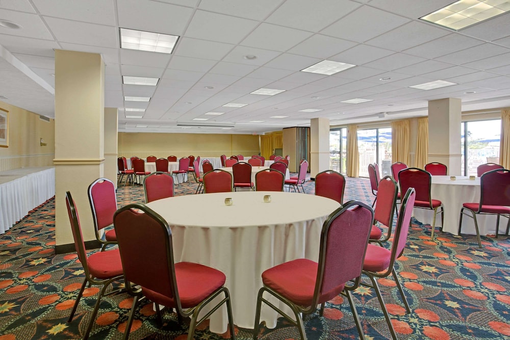 Ramada by Wyndham Sarasota Waterfront 53/71