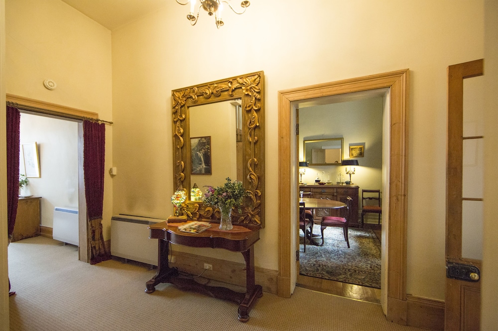 THE RACECOURSE INN 33/50
