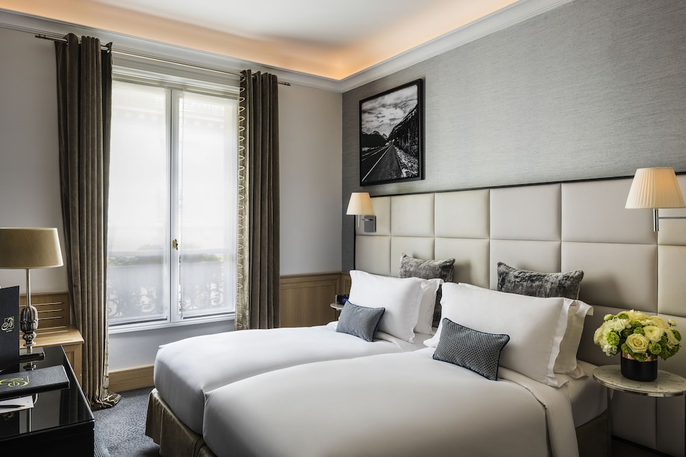 SUPERIOR, QUEEN BED