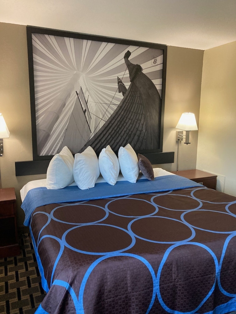 Super 8 by Wyndham Chisago City 19/20