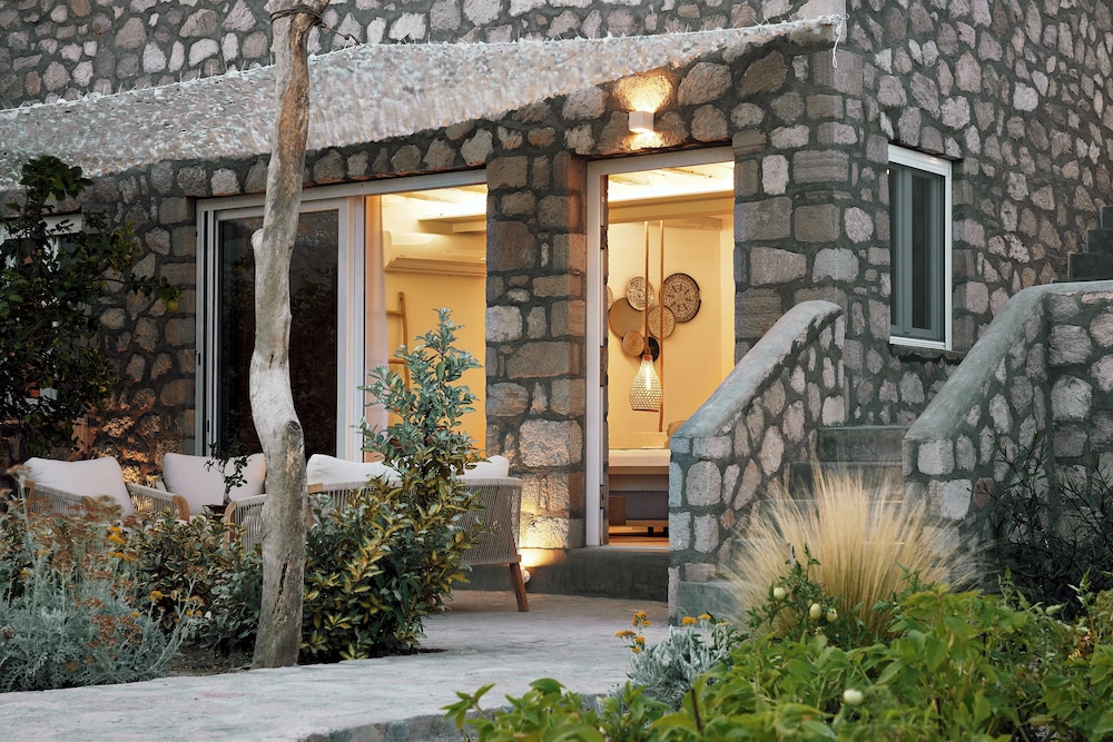 Nirome Luxury Suites 2/50
