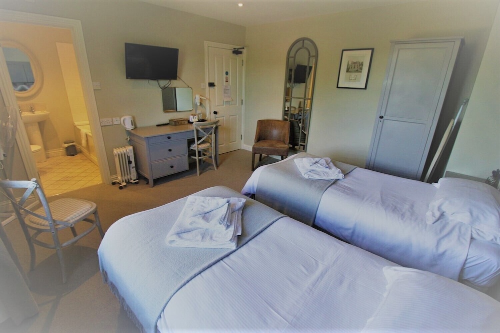 ROOM, TWIN BEDS