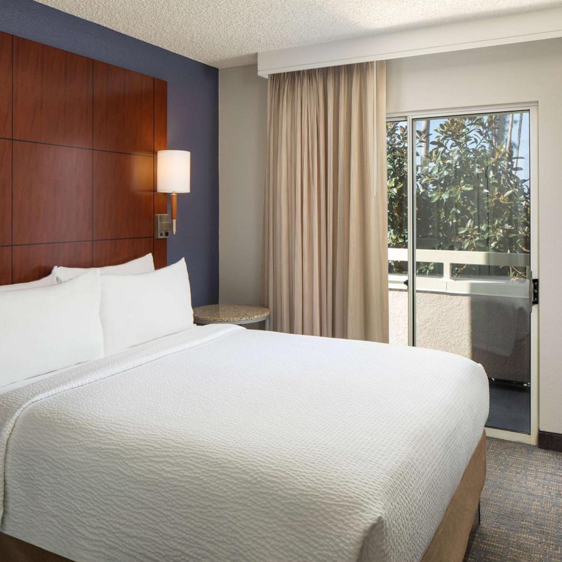 Room, Queen Bed, Side Pool View, Sofa