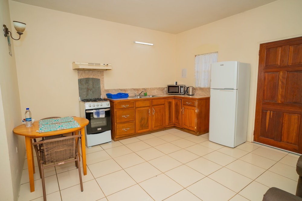 Connies Comfort Suites 9/50