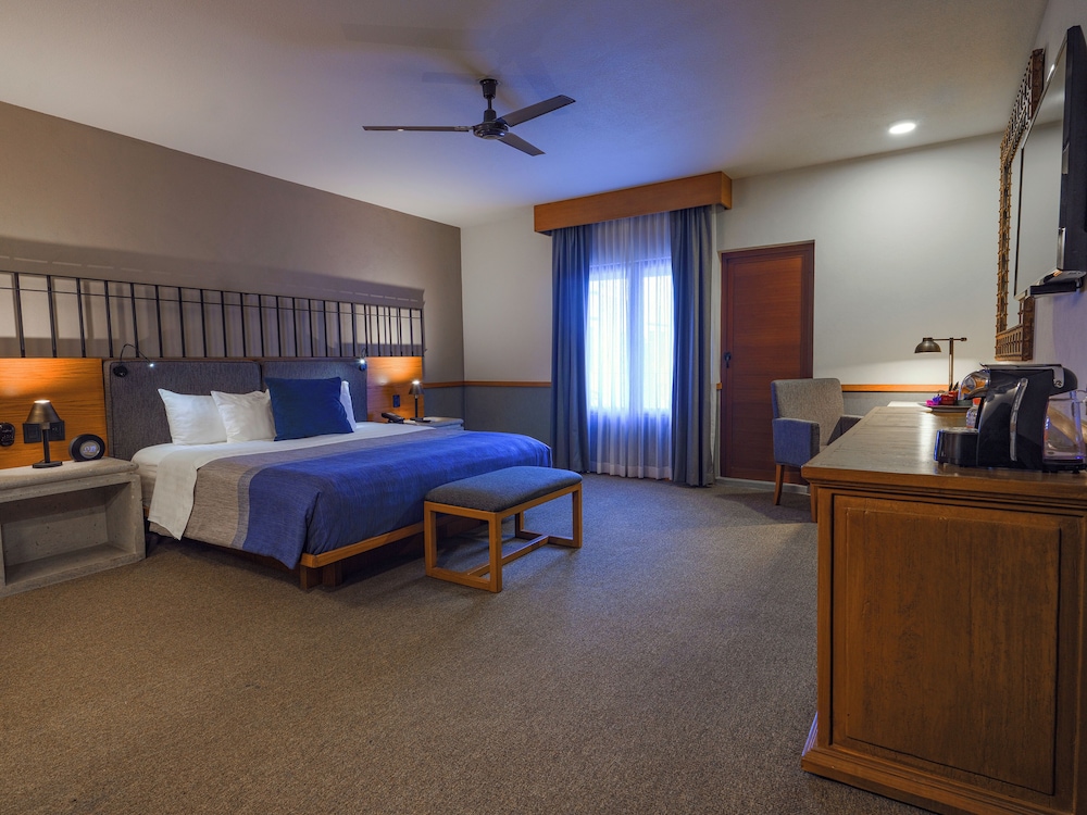 ROOM, KING BED, BALCONY