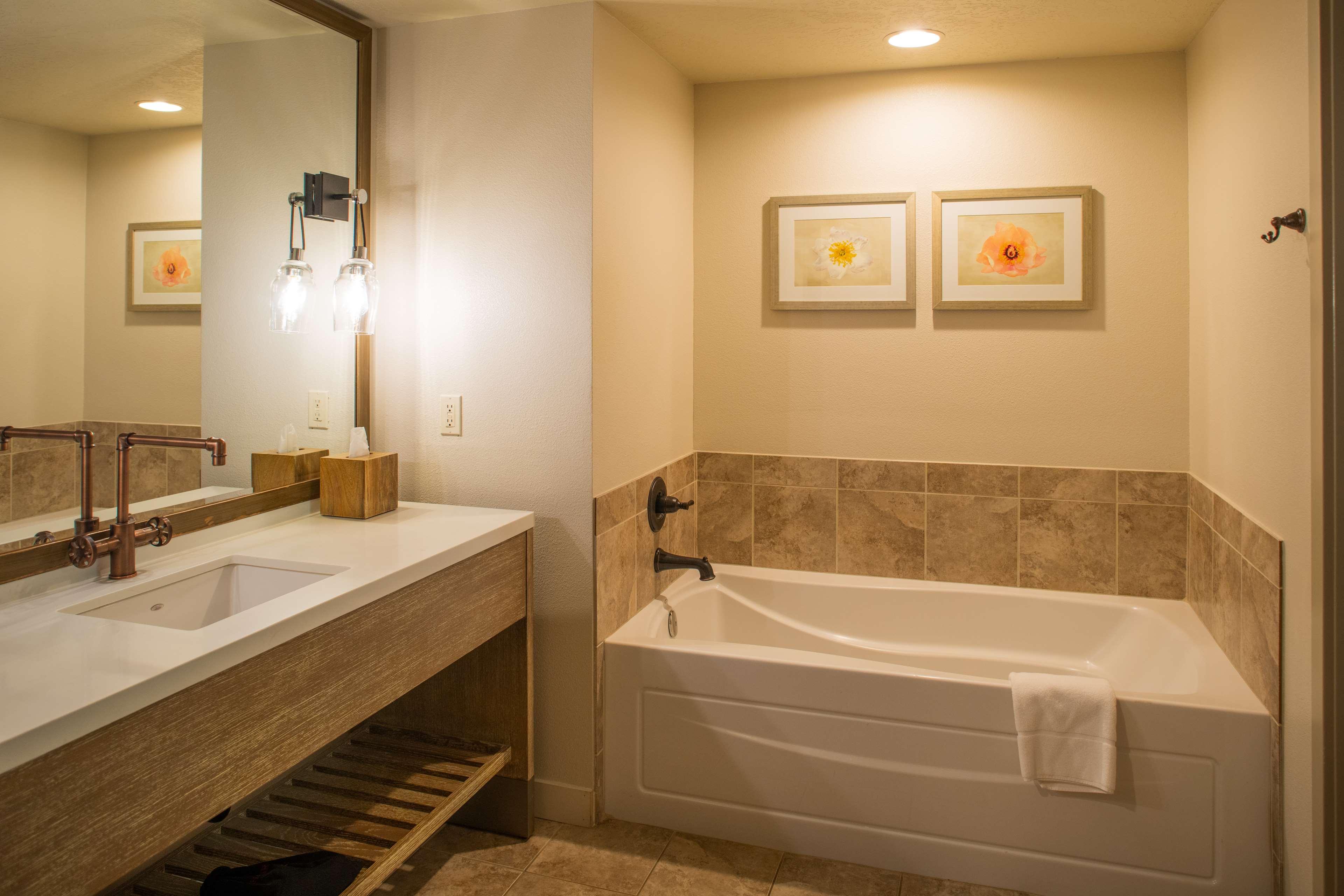 غرفة بسريرين كوين، Cliffrose Springdale, Curio Collection by Hilton 5/5