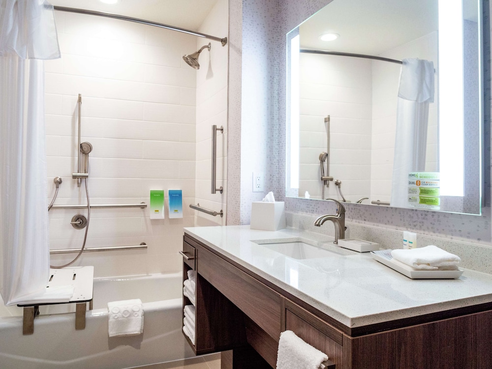 SUITE, KING BED, ACCESSIBLE
