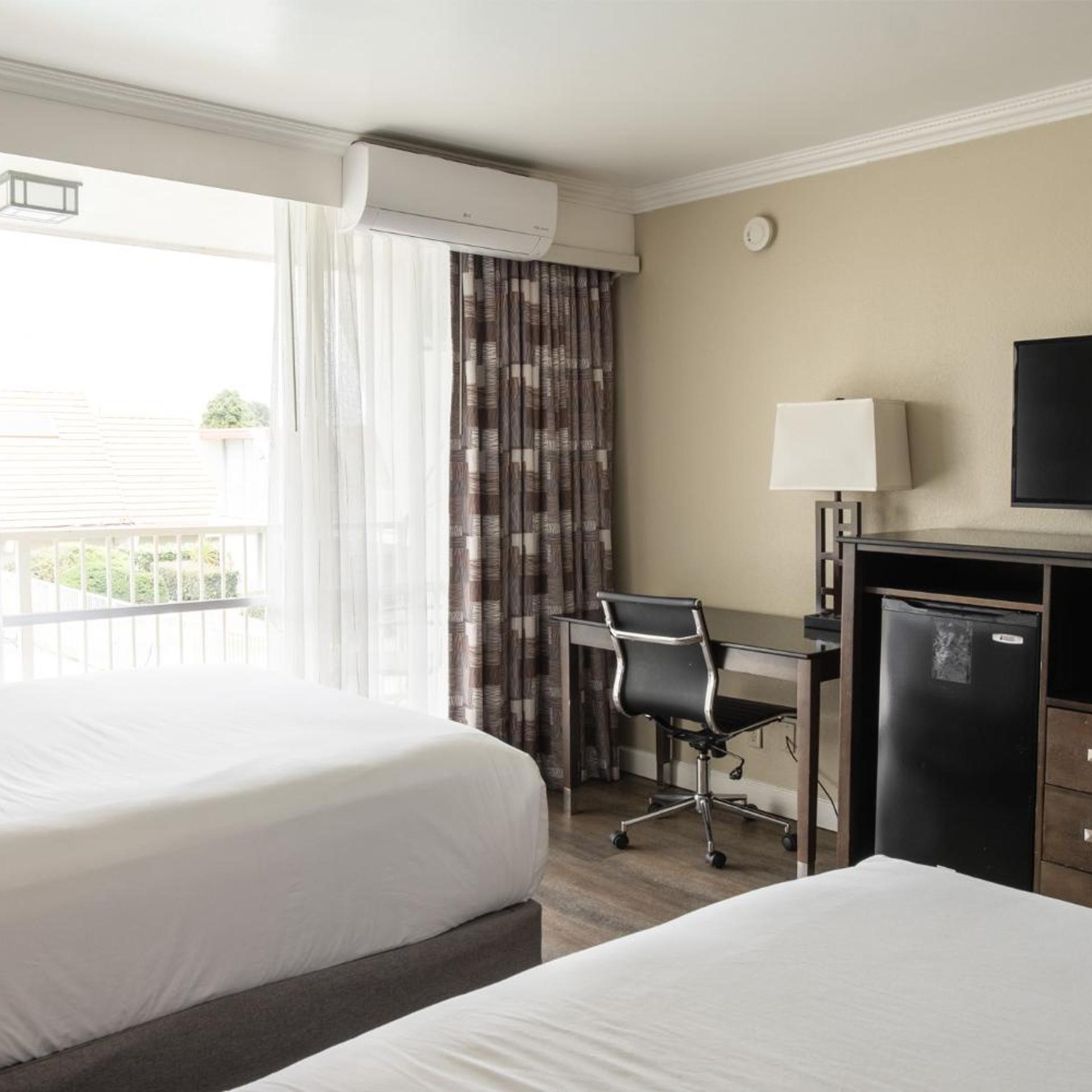 غرفة بسرير كينج وسريرين كوين، Travelodge By Wyndham Monterey Bay 6/10