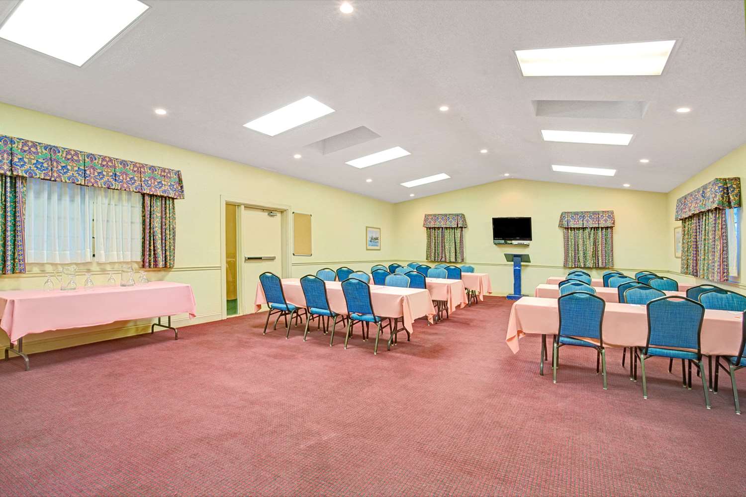 Villa 1565 (ex Howard Johnson Express Inn) 36/39
