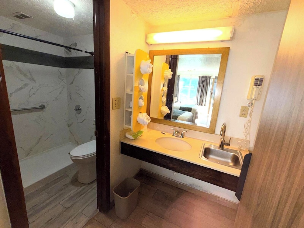 KNIGHTS INN FRANKFORT 23/24