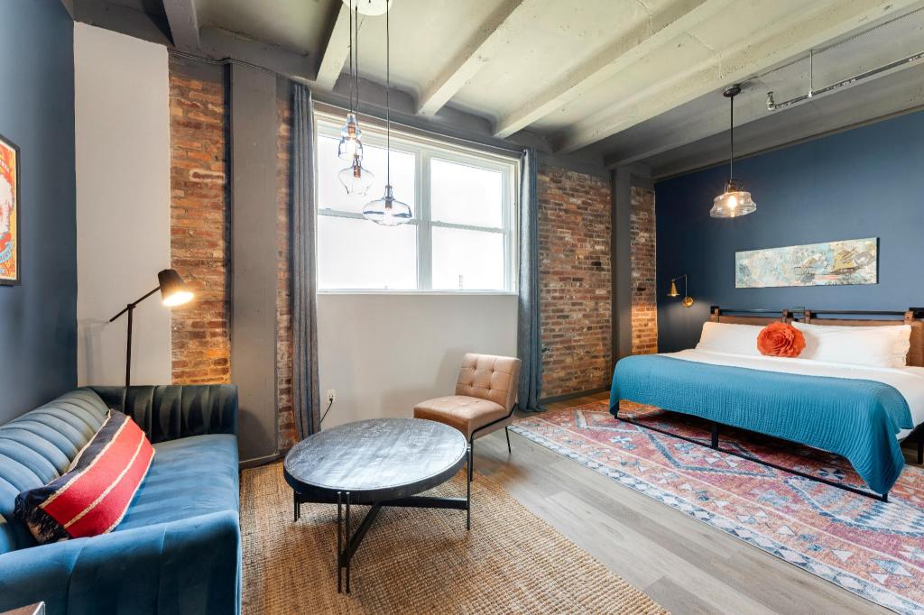 GRAND, KING BED