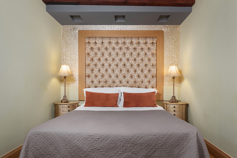 DELUXE, SUITE, BALCONY